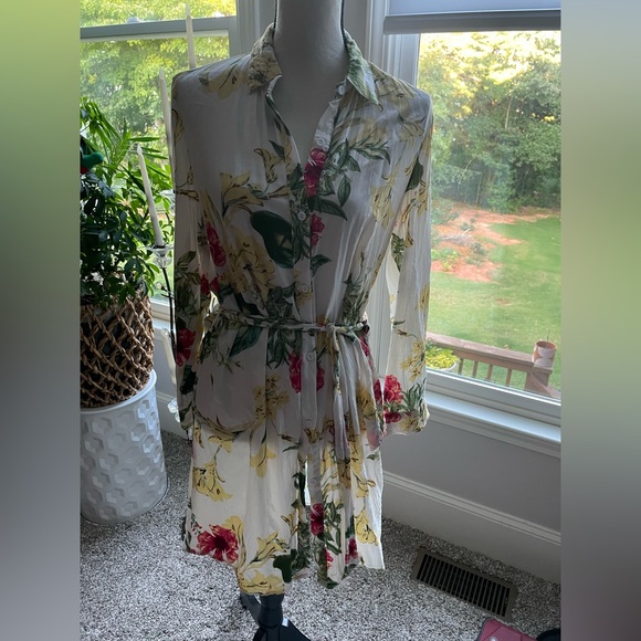 Julia Woman’s Shirt Dress in SZ M in gently used condition button down - Picture 1 of 6